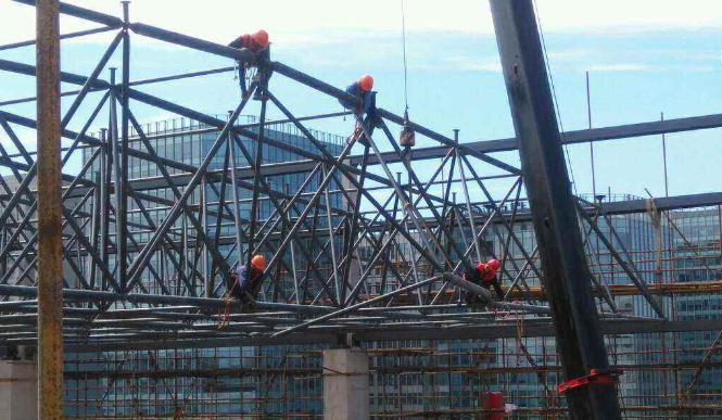 常州论网架装配施工中搭设脚手架应当留神的事故